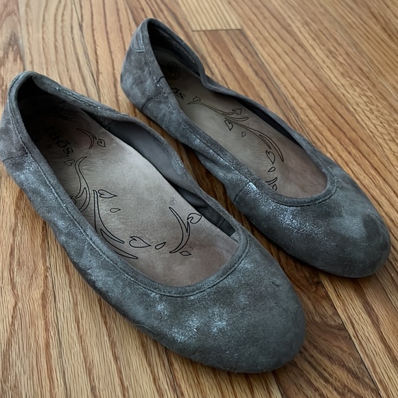 Taos Rascal Flat Size 8.5 metallic distressed brown - Picture 1 of 16